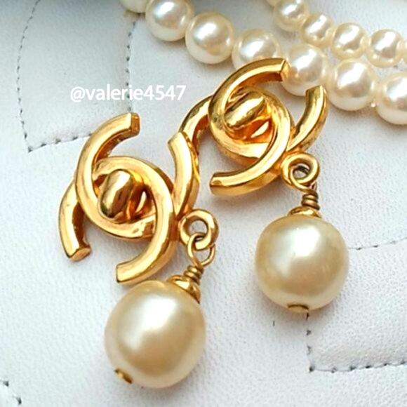 Elegant Vintage Chanel Clip-on Pearl Earrings! - Picture 3 of 6